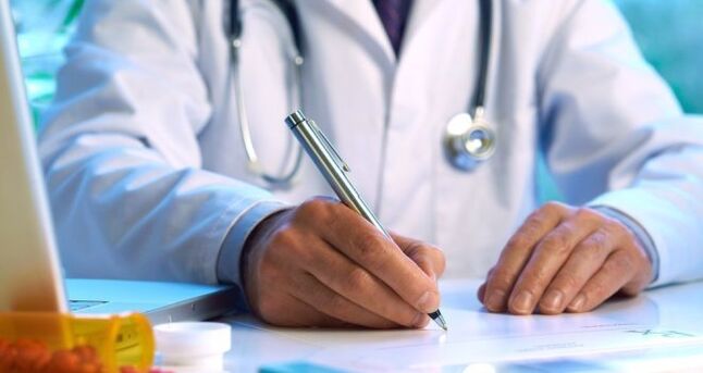 Médico prescribe tratamiento para paciente con parásitos debajo de la piel