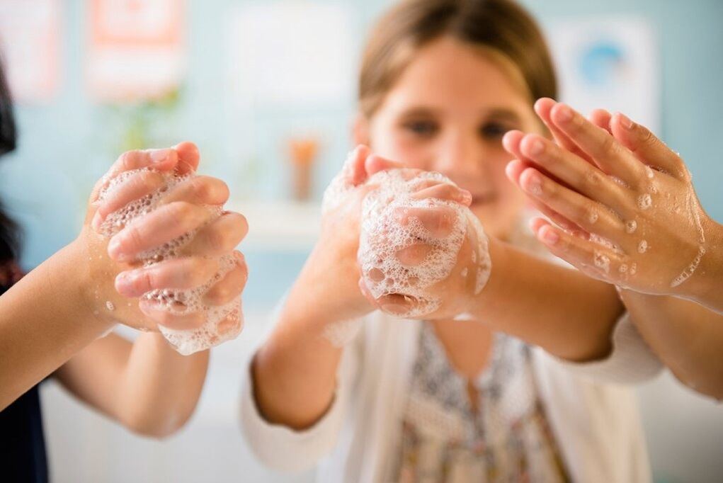 Lávese las manos para prevenir la infección por gusanos.